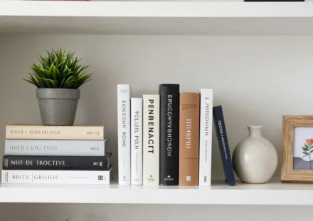 Arrange Your Bookshelves Like a Pro: Insider Secrets for a Magazine-Worthy Look