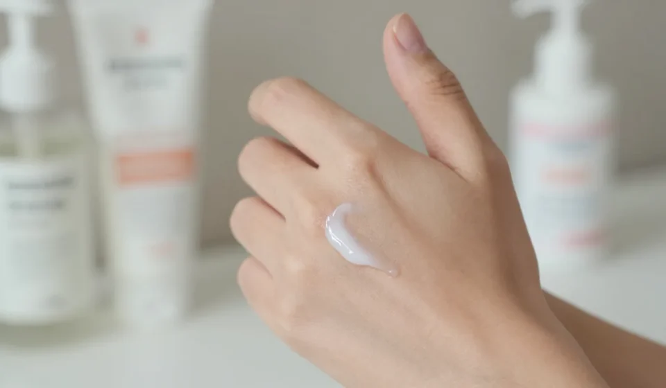 The Surprising Science Behind Slugging: Unlocking Petrolatum’s Moisture-Locking Power The Surprising Science Behind Slugging: Unlocking Petrolatum’s Moisture-Locking Power